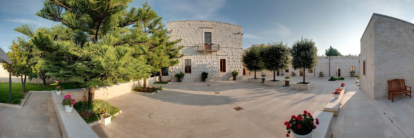 Facciata in pietra dell'Antico Borgo di sera